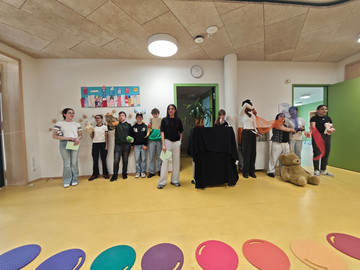 Schüler und Schülerinnen stehen im Klassenzimmer