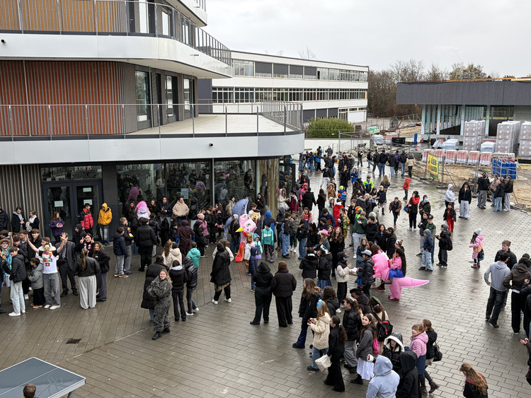 Schulhof, Schüler stehen verkleidet da