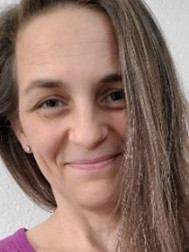 Frau mit langen braunen Haaren lächelt