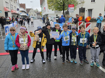 Die Klasse 2a glänzt beim Bambinilauf des Filderstädter Halbmarathons!